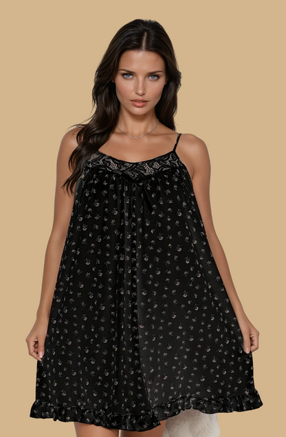 Verspieltes Schlafkleid mit Spitzenbesatz und Blumenmuster